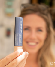Geen zonnebrandcrème maar een zonnepoeder met SPF50 - Sunday Brush