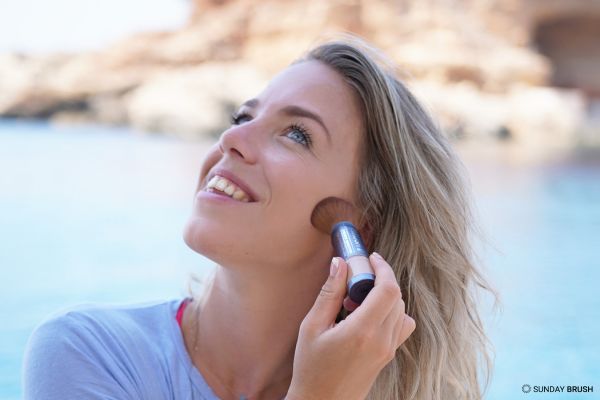 Sonnenschutzpuder richtig auftragen mit Pinsel